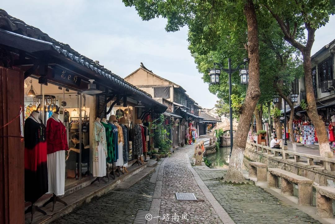 有个男生长相不是很出众，但执着追求了我五年，该不该答应他？游戏画面